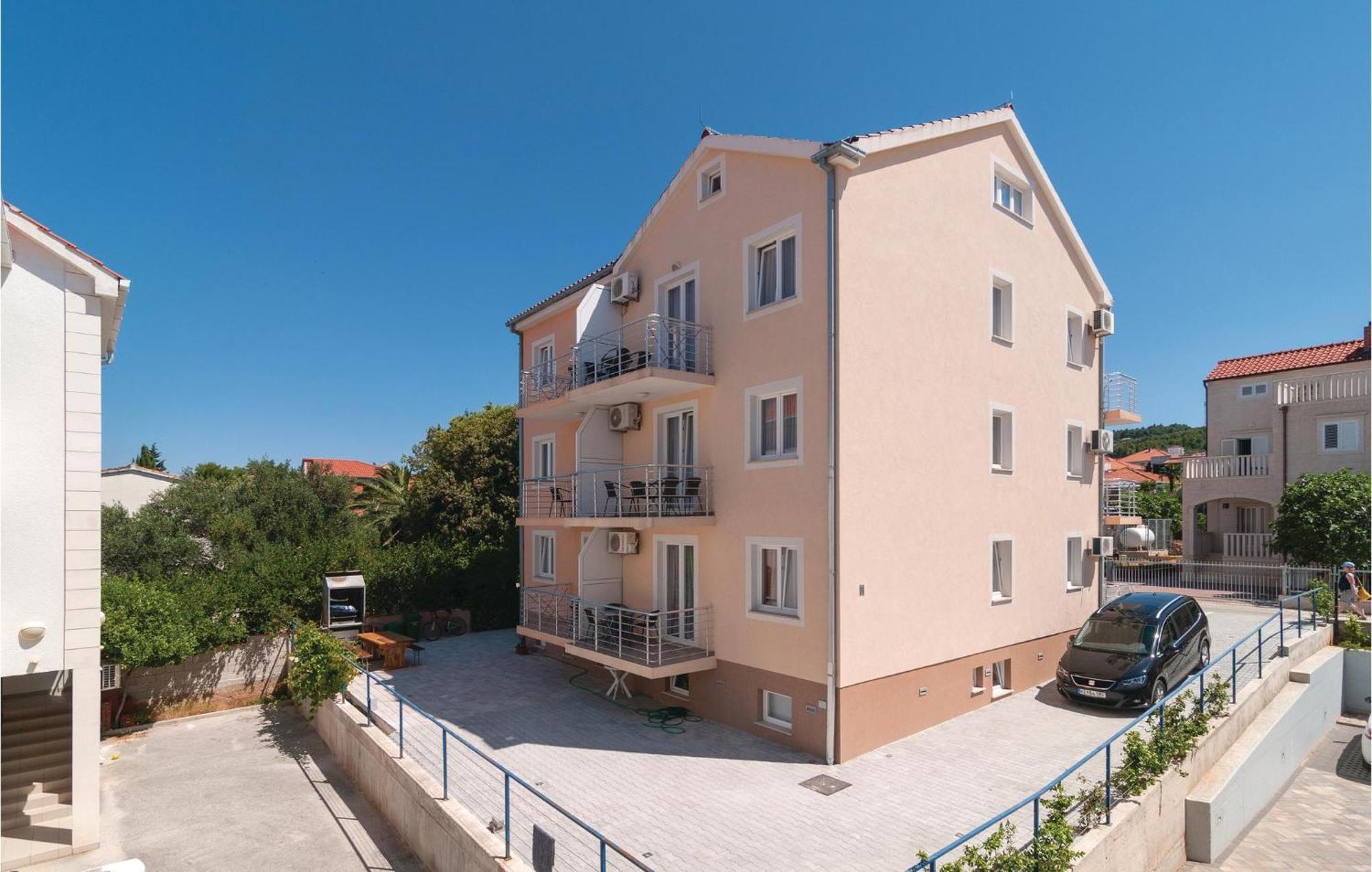 Cozy Apartment In Supetar With Kitchen מראה חיצוני תמונה